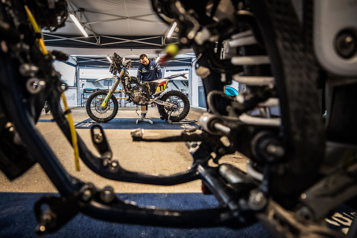 Entre bastidores del Dakar: ¿Qué hacen a las motos los equipos de asistencia durante la etapa de descanso?  