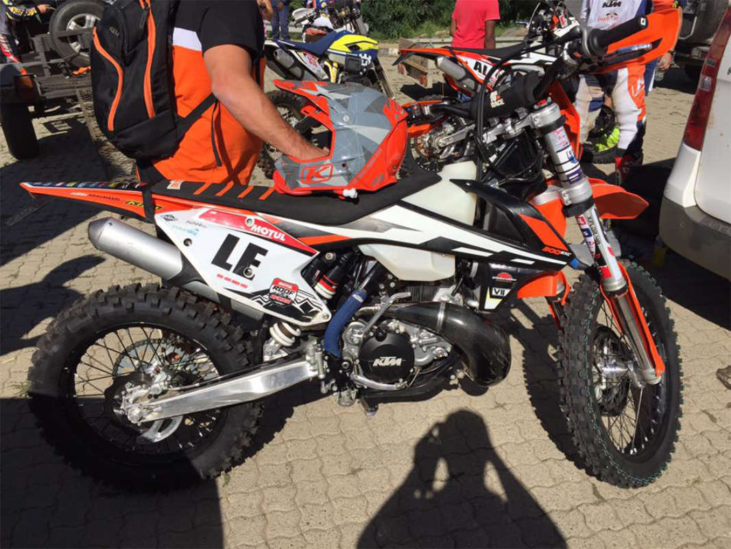 ktm-fuel-injected-2-stroke-enduro-spy-shots