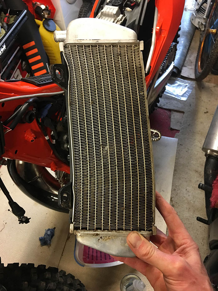 ktm_300_tpi_garage_2_radiator