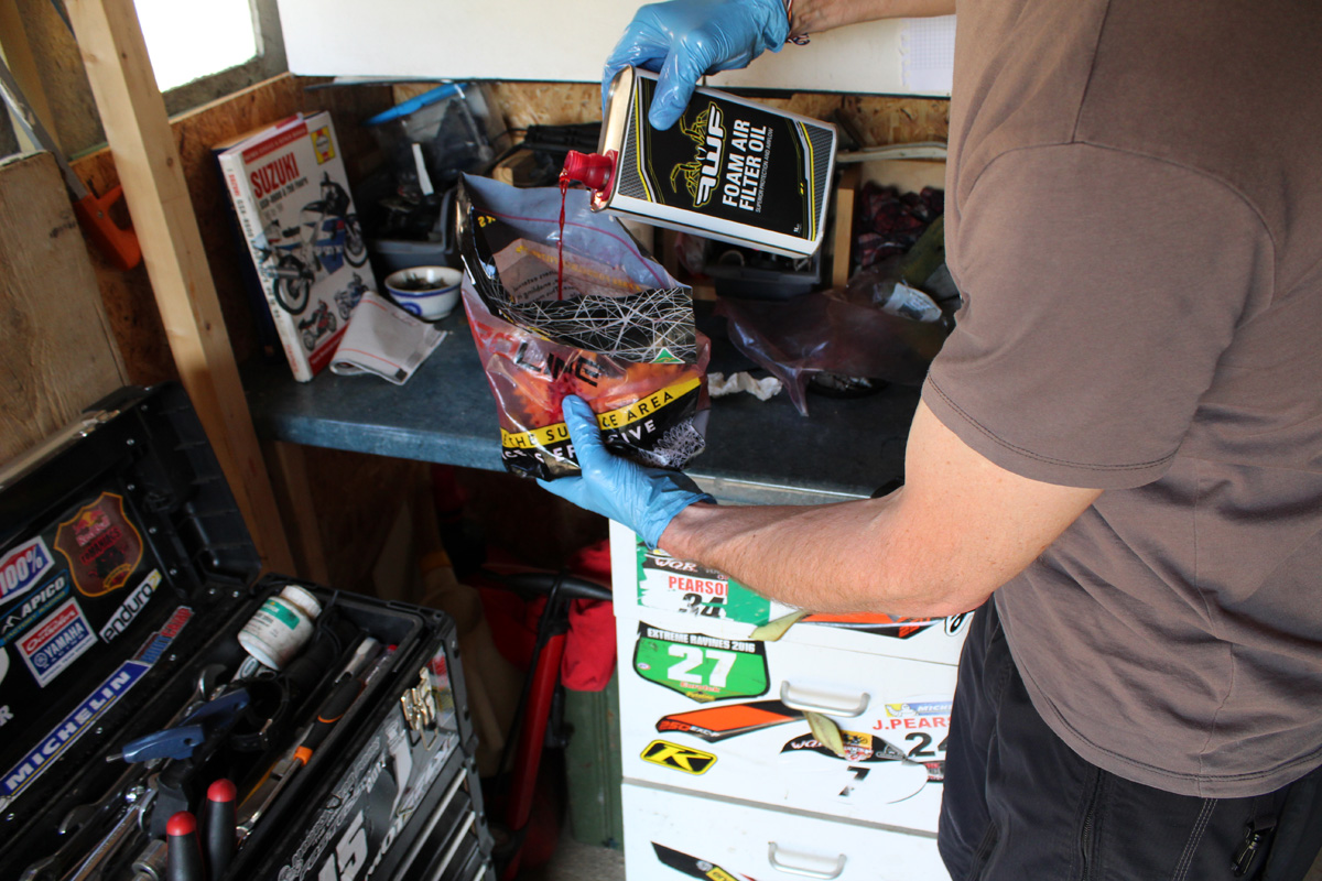 FunnelWeb_oiling_in_the_bag_560