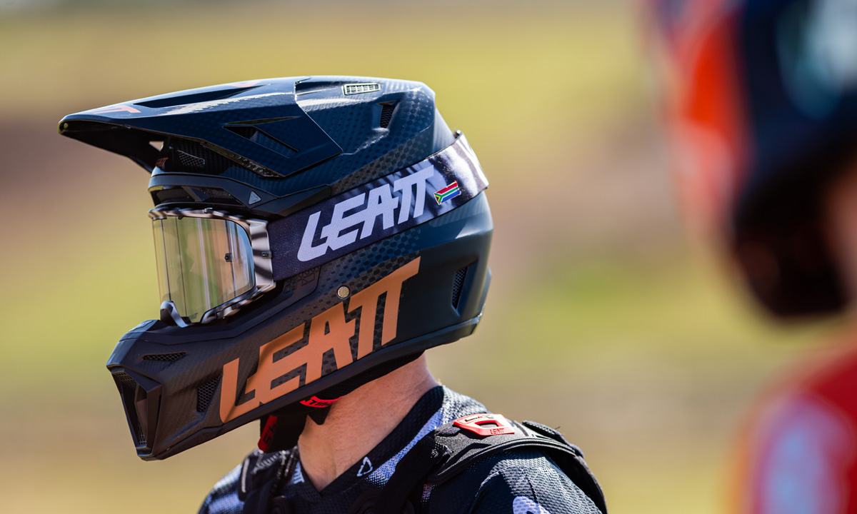 Leatt store carbon helmet