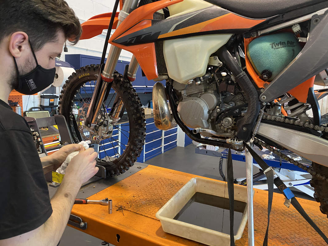 What happens at a KTM TPI two-stroke first service? - Enduro21.com