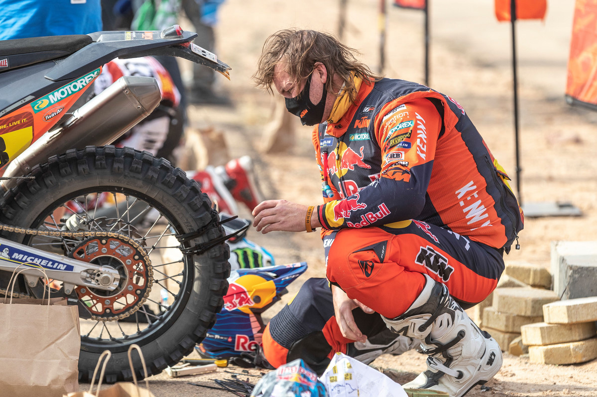Rally Dakar 2021: Cornejo gana la 8ª etapa y Price acaba segundo tras su 'invento' para salvar el neumático