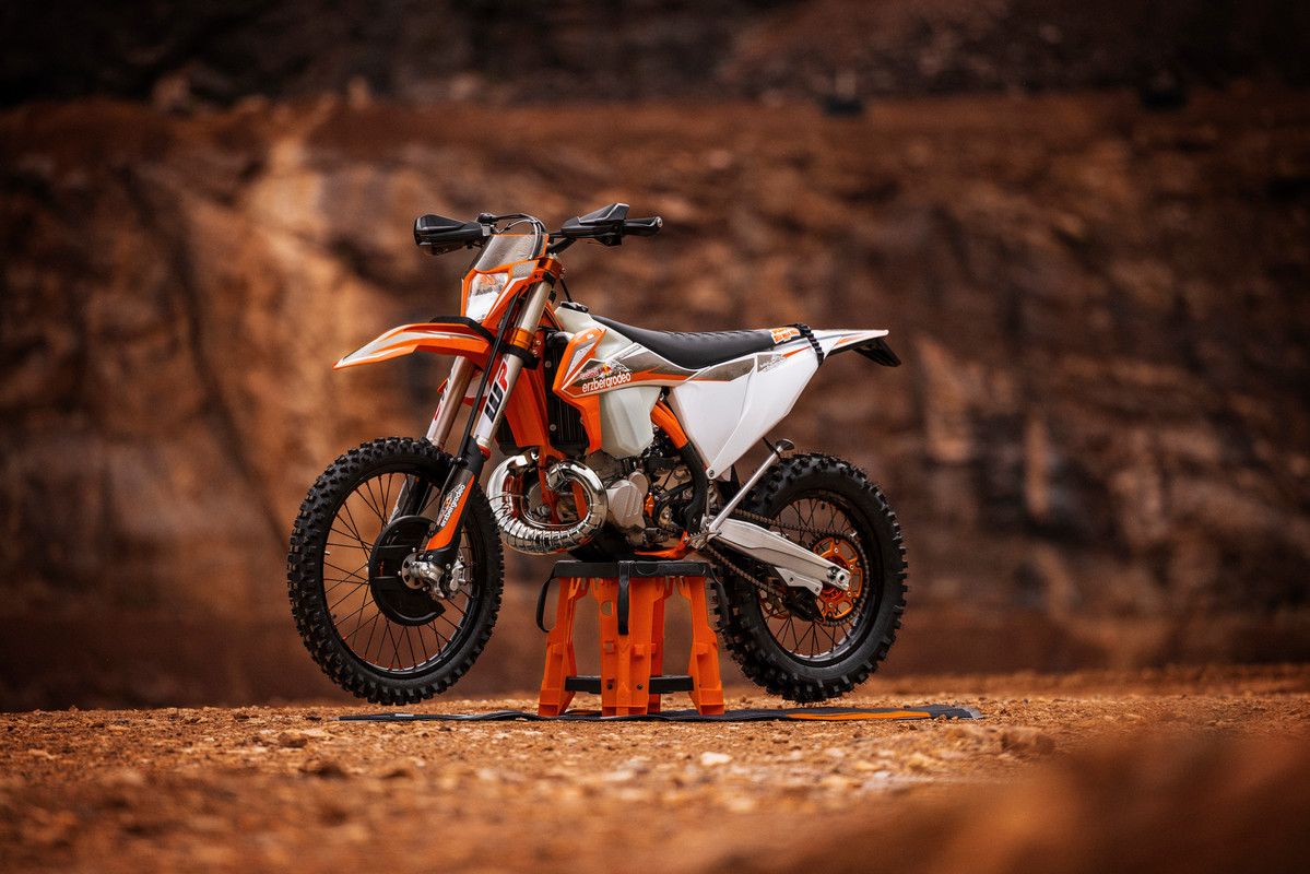 first-look-2022-ktm-300-exc-tpi-erzbergrodeo-edition
