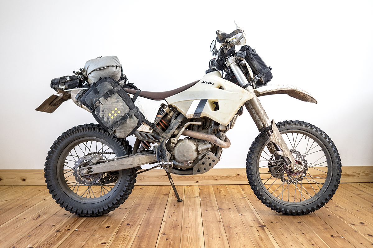La transformación de una KTM 450 EXC de enduro en una moto para la aventura