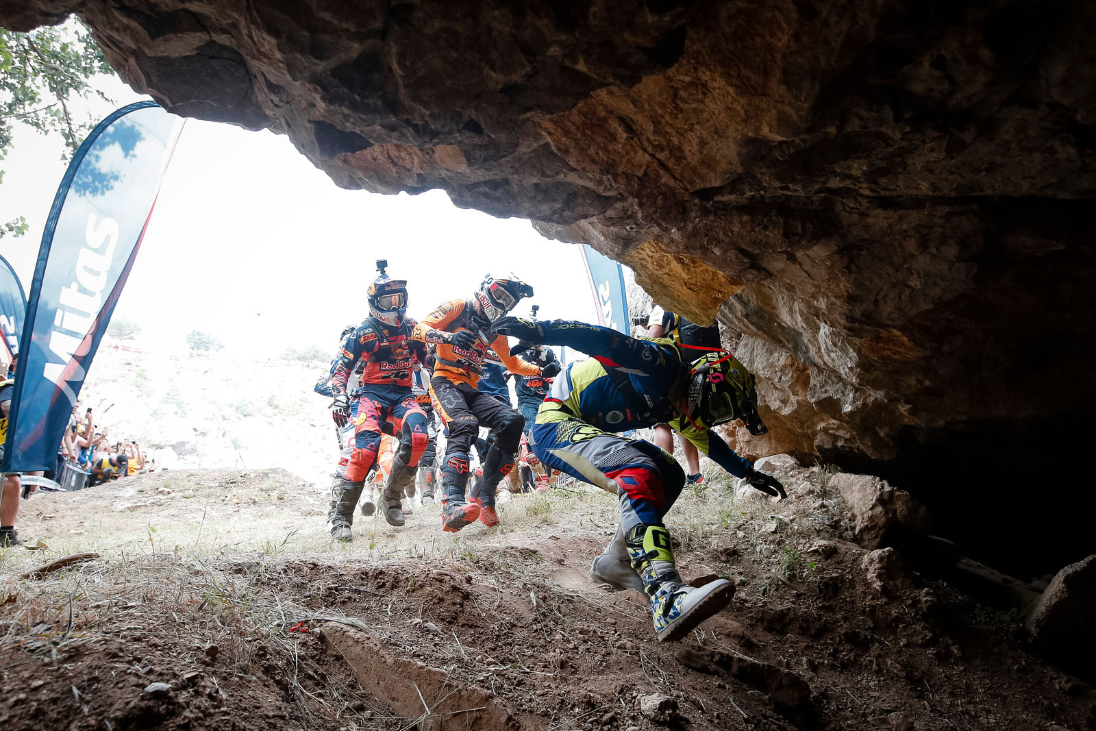 hixpania_hard_enduro_cave-start