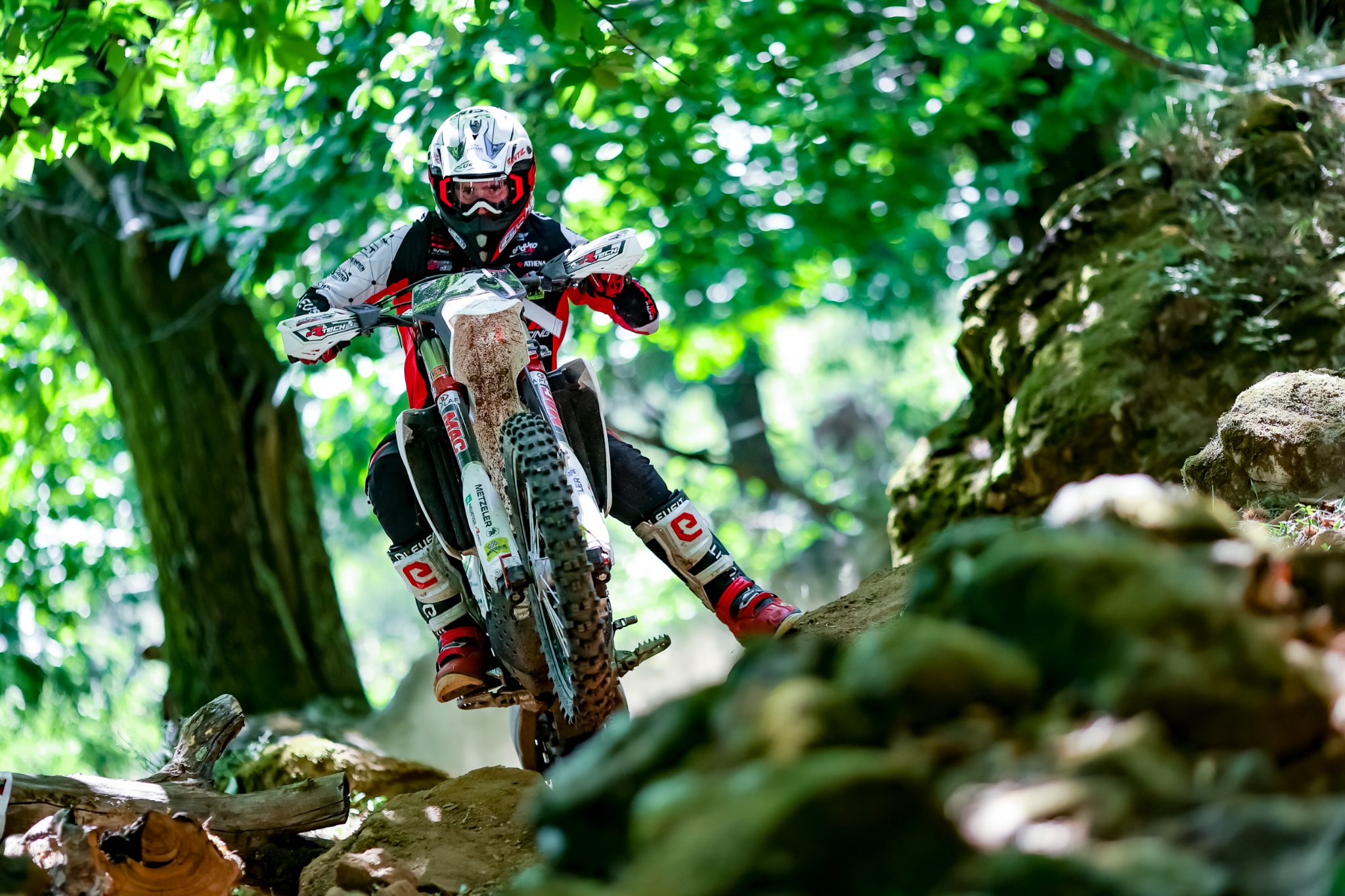 Enduro Francia: Theo Espinasse y Loïc Larrieu se reparten las victorias en Privas