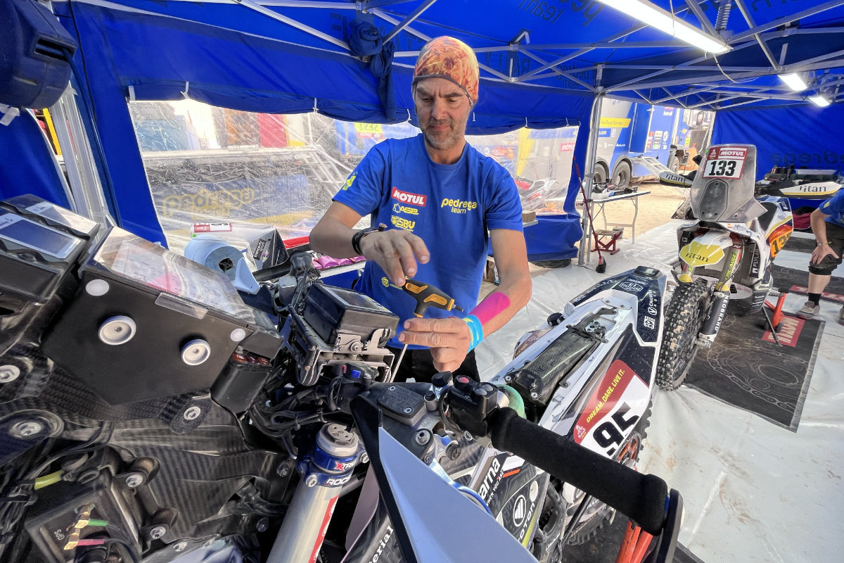 Cinco minutos con... Pelut, el mecánico ‘rata muerta’ tras las ‘putivueltas’ por el vivac del Rally Dakar