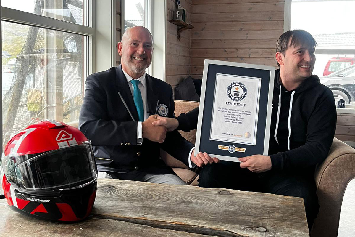 guido-acerbis-with-the-official-guinness-world-records-judge