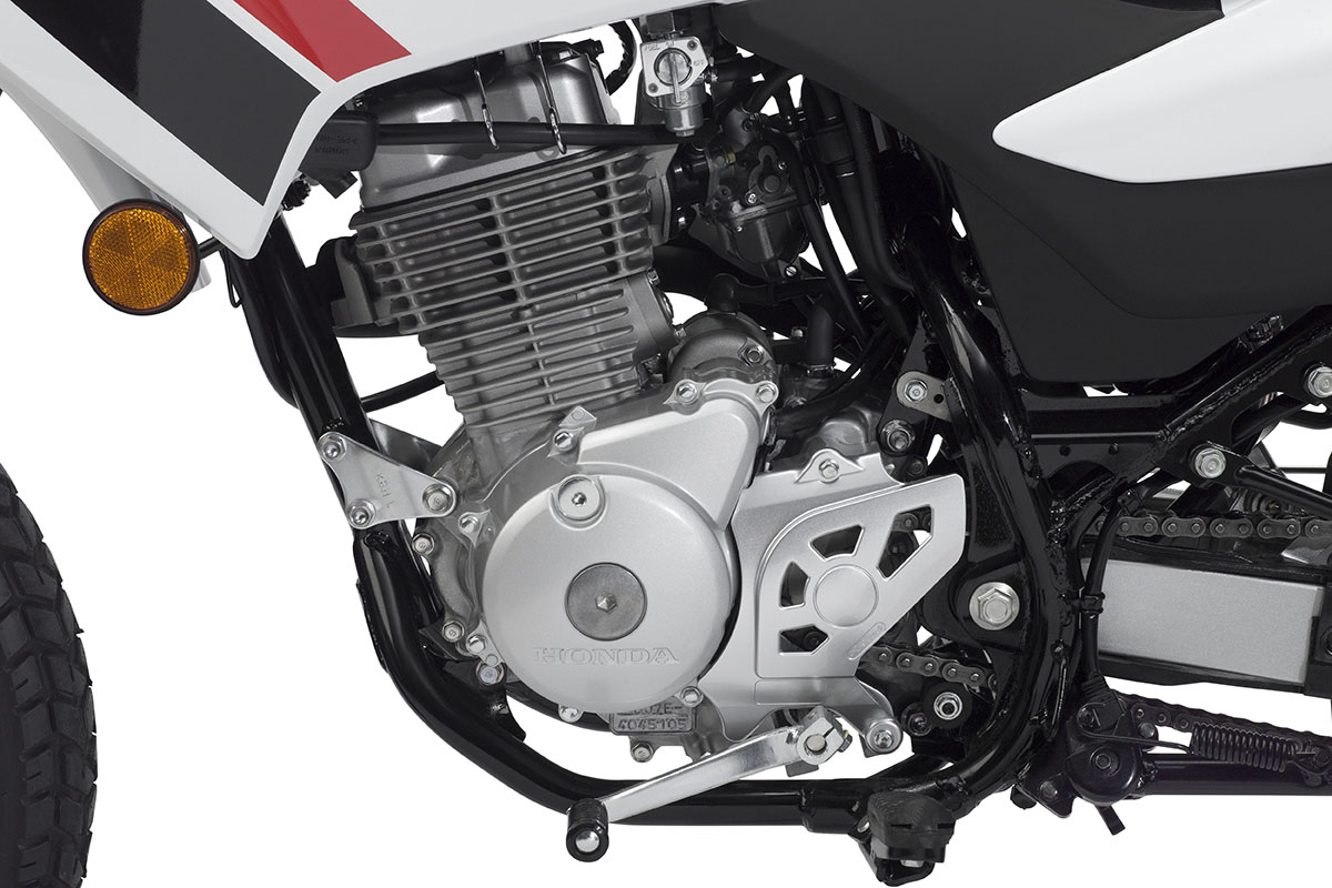 23-honda-xr150l-white_engine-left