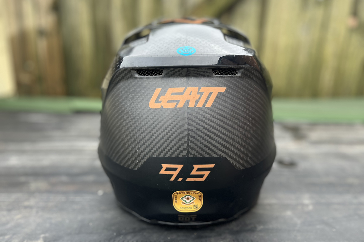 leatt_9_5_carbon_helmet_enduro21_tested_img_9998