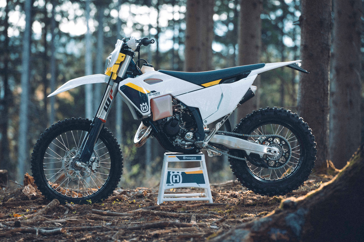First Look: 2025 Husqvarna Enduro Models – TE 125 is back (for some), and so are the Brembos