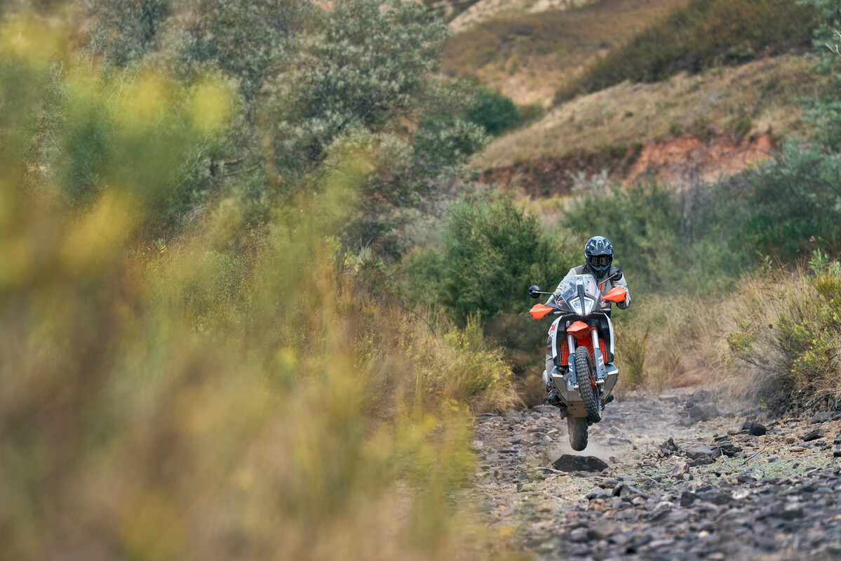 652574_my25-ktm-890-adventure-r-action_europe-global_action