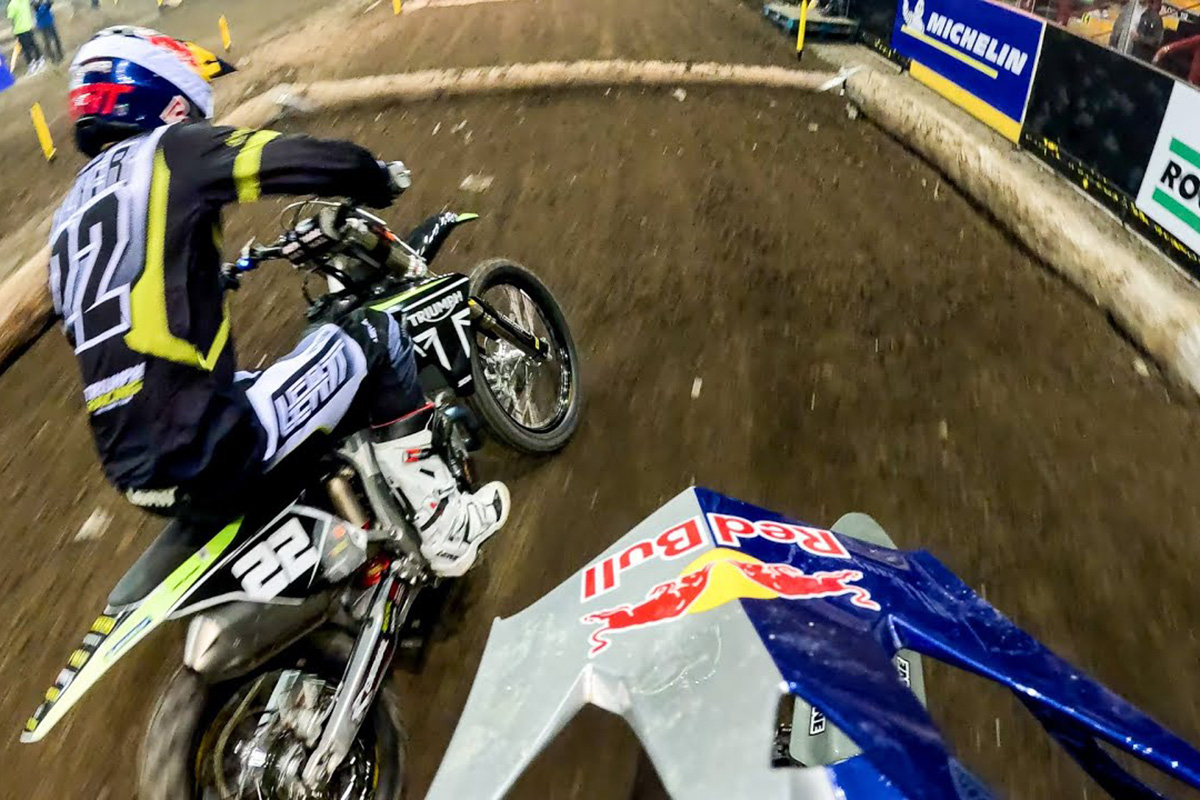 Stark vs Triumph onboard – Taddy Blazusiak contra Jonny Walker en el Indoor Enduro of Champions