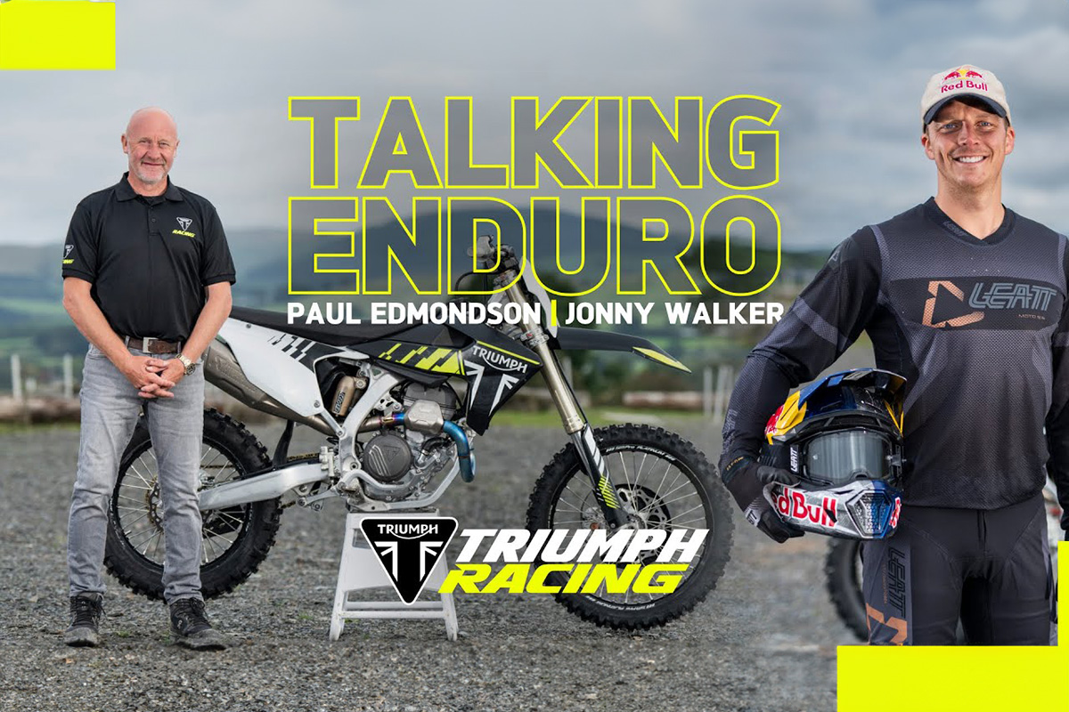 Jonny Walker y Paul Edmondson conversando sobre Enduro  