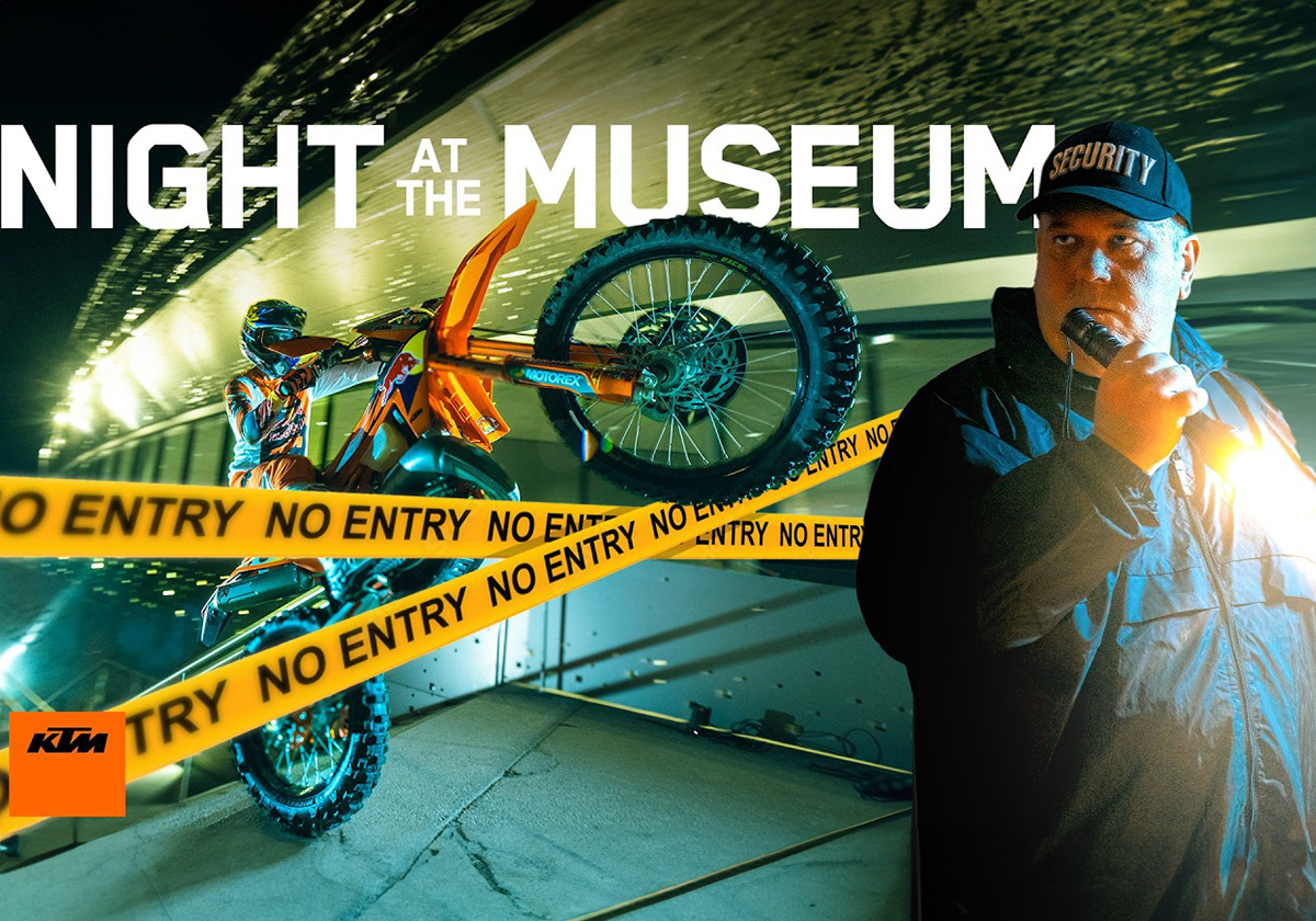 Noche en el Museo – Mani Lettenbichler haciendo de las suyas encerrado en el interior del KTM Motohall