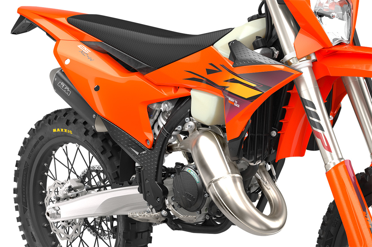 my26-ktm-125-xcw-eu-45-right_ktm-exc_studio