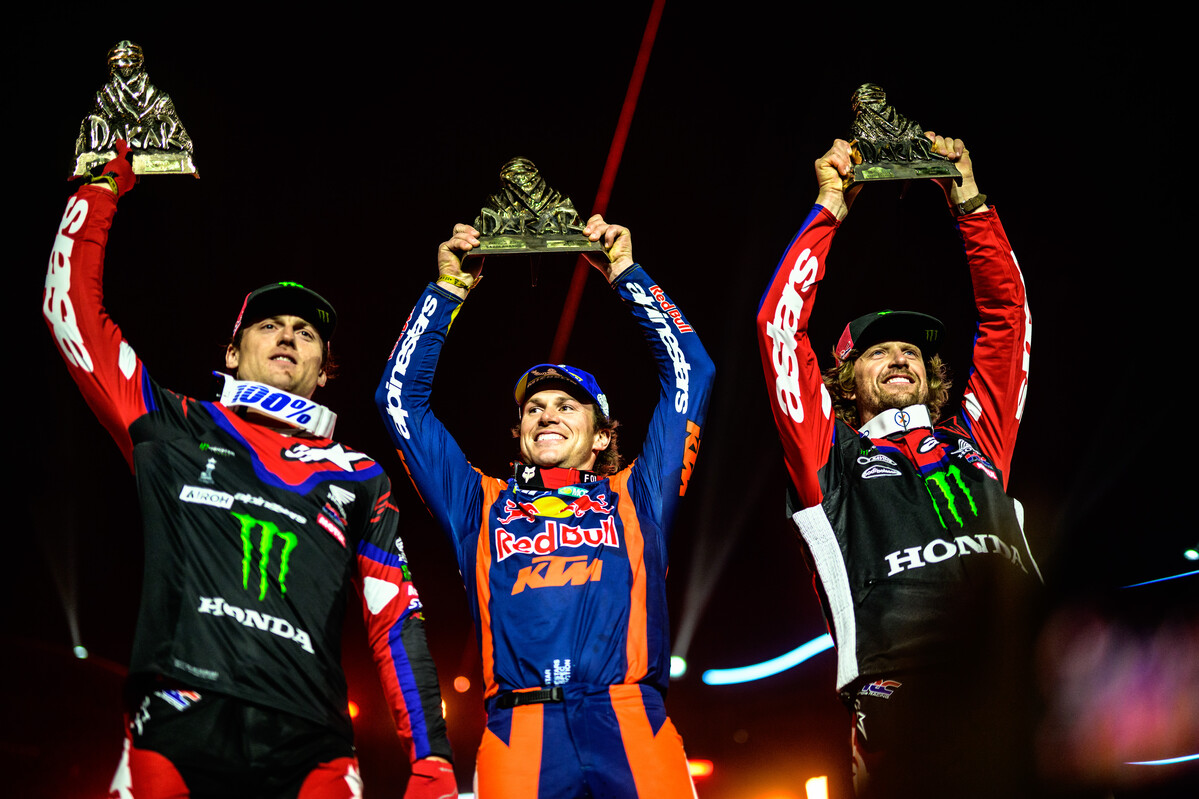 664924_daniel-sanders_ktm_dakar-rally-2025_saudi-arabia_podium__p96097