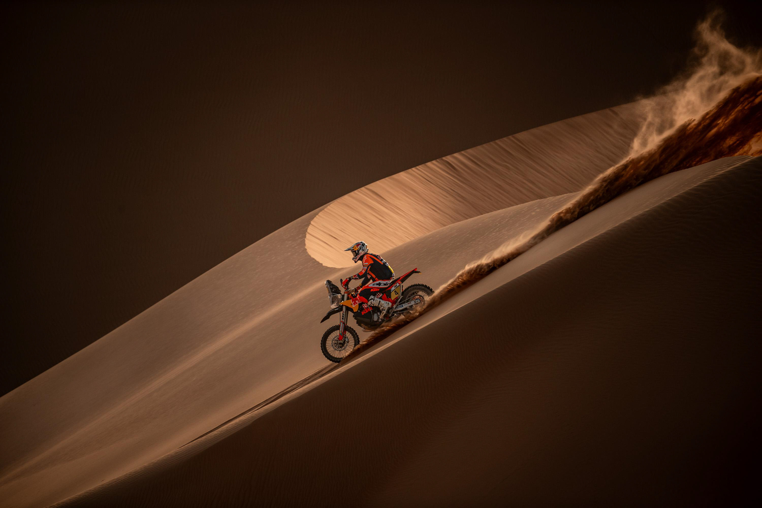 Abu Dhabi Desert Challenge: Sanders se acerca al triunfo tras ganar la etapa 4 y Schareina paga caro abrir pista