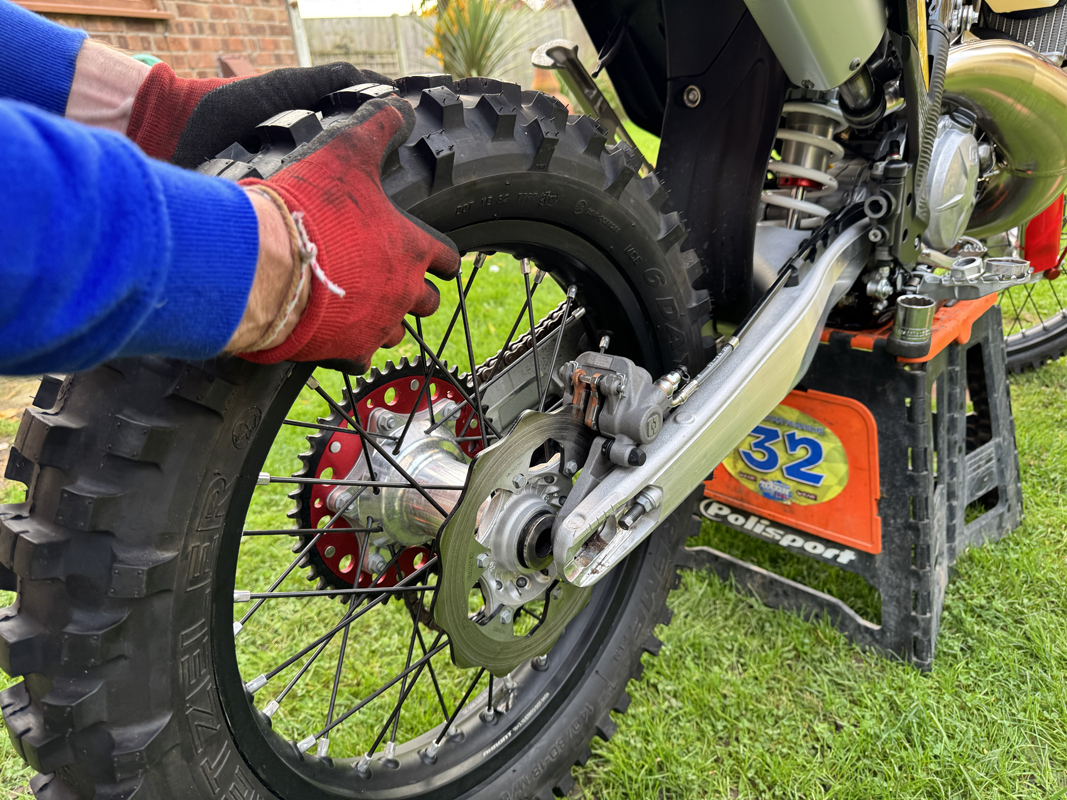 enduro21_how_to_grinding_brake_pads_img_4980-copy