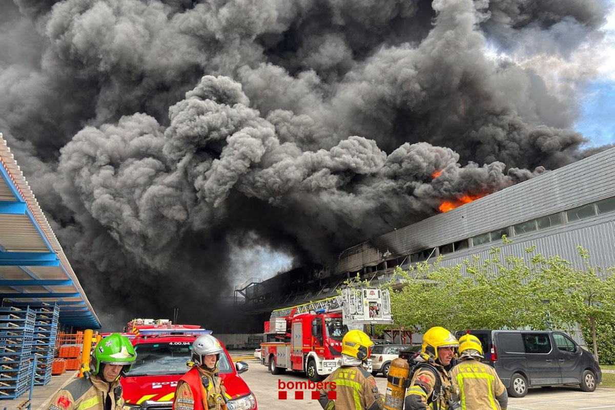 Un incendio destruye la nave de Montesa Honda en Barcelona